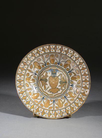 null Round majolica dish, the center slightly curved, with ochre and blue lustre...