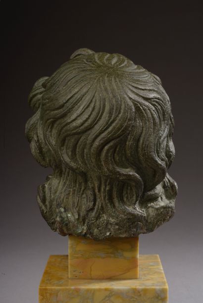 null 
Tête de divinité barbue (Poséidon ou triton?) en bronze. La chevelure et la...