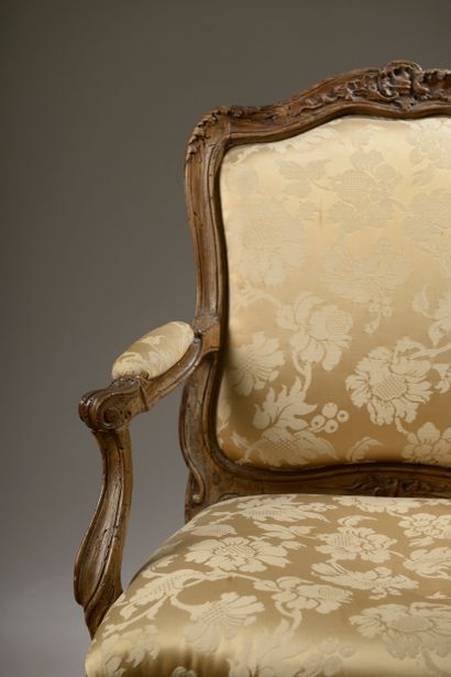 null 
Pair of armchairs with frame, the back violonned to the queen, in walnut molded...