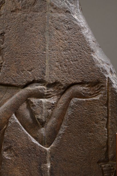 null 
Bas-relief en granit représentant un roi de profil à droite, vêtu d'un pagne,...