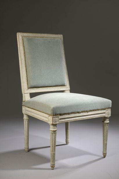null 
Chaise en bois mouluré, sculpté et relaqué gris, le dossier à la reine à décor...
