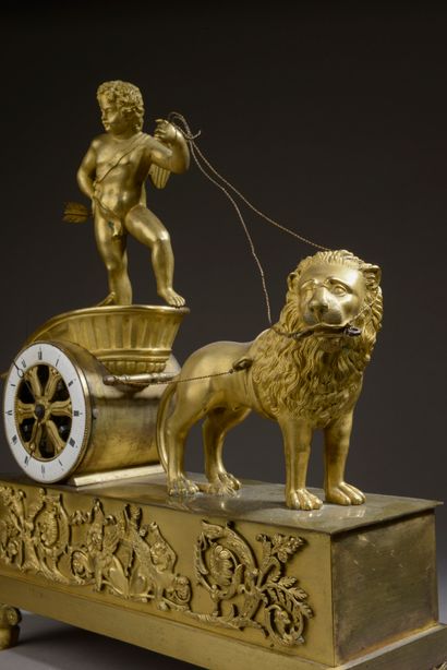 null Pendule dite "au char de Cupidon" en bronze ciselé et doré représentant Cupidon...