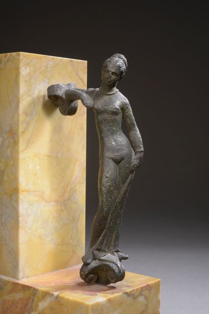 null 
Elément mobilier (anse d'œnochoé?) en bronze représentant une femme parée,...
