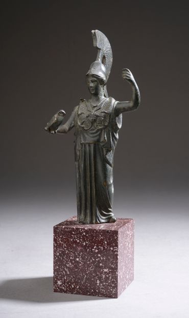 null 
Statuette en bronze représentant la déesse Athéna coiffée d'un casque à cimier,...