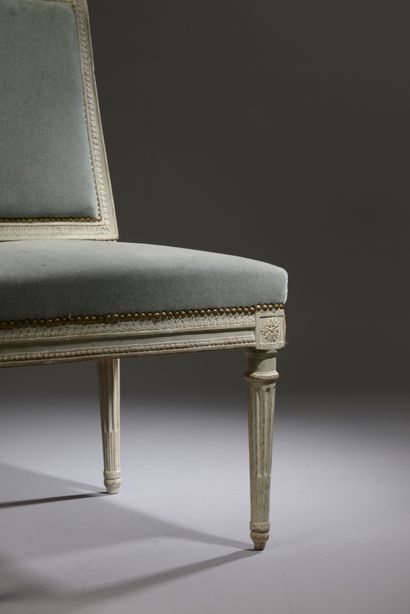null 
Chaise en bois mouluré, sculpté et relaqué gris, le dossier à la reine à décor...