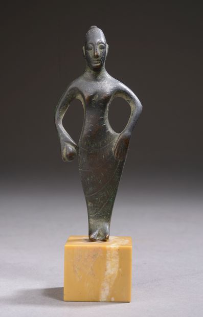 
Femme en bronze représentant la déesse Turan,...