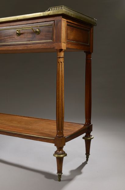 null Mahogany console, mahogany veneer and brass fillets, with a drawer in the waist,...