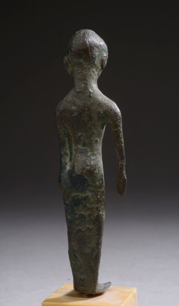 null 
Statuette en bronze figurant une Koré ou une déesse debout, un bras écarté...