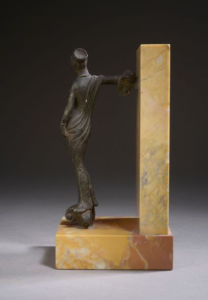 null 
Elément mobilier (anse d'œnochoé?) en bronze représentant une femme parée,...
