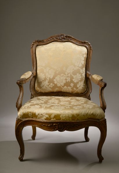 null 
Pair of armchairs with frame, the back violonned to the queen, in walnut molded...