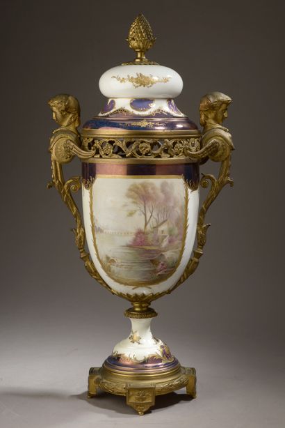 null Vase pot-pourri à piédouche et couvercle renflé en porcelaine richement peinte...