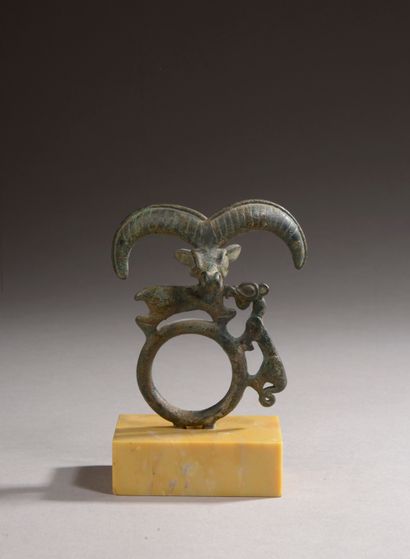 null 
Applique de mors en bronze représentant un ibex et un félin.




Louristan,...