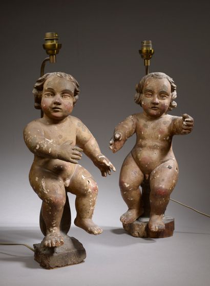 Deux angelots en bois sculpté, polychromé...