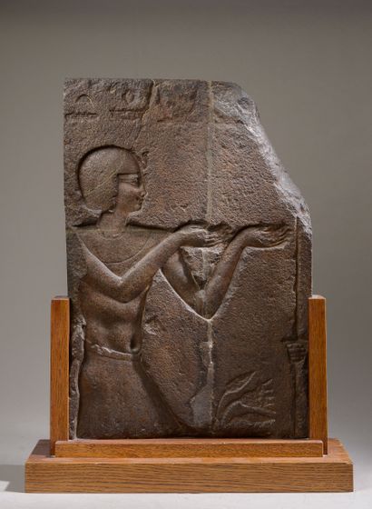 null 
Bas-relief en granit représentant un roi de profil à droite, vêtu d'un pagne,...