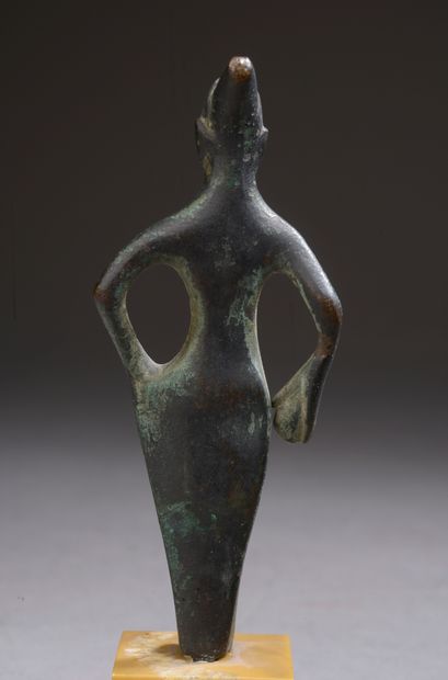 null 
Femme en bronze représentant la déesse Turan, vêtue d'une longue robe et de...