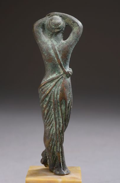 null 
Statuette en bronze représentant une femme les bras croisés au dessus de la...