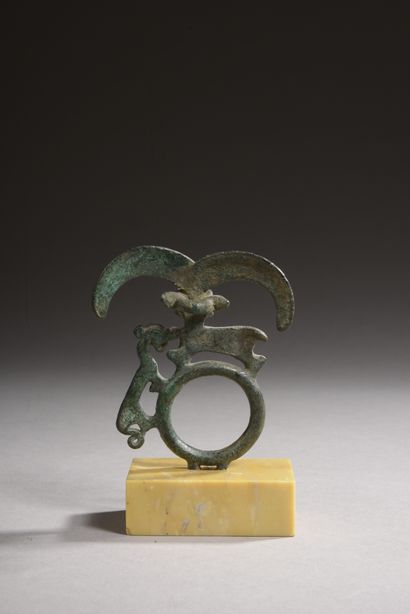 null 
Applique de mors en bronze représentant un ibex et un félin.




Louristan,...