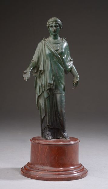 null 
Statuette en bronze représentant la déesse Minerve casquée, en position de...