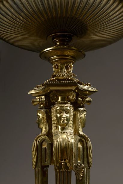 null 
Guéridon en bronze entièrement ciselé et doré, le plateau à décor de rinceaux...