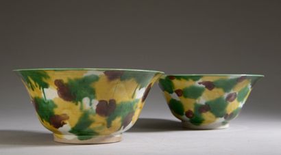 null 
Deux bols sur petit talon en porcelaine à décor émaillé vert, jaune et manganèse...