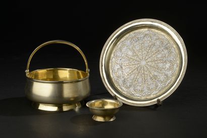 null Tasse imitant une barique, en argent 875 millièmes, gravée de lettres, d'une...