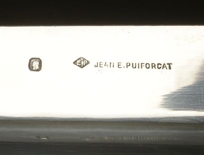 null Jean-Elisée PUIFORCAT (1897-1945).

Plat rectangulaire en argent 950 millièmes,...