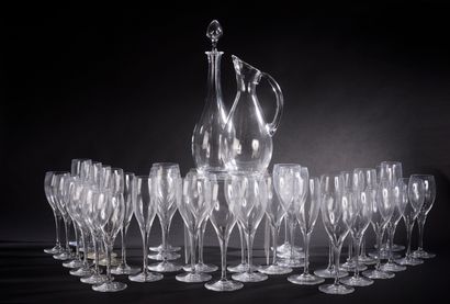 null Part of service of glasses in plain crystal, model "Saint-Rémy".

Marked BACCARAT.

It...