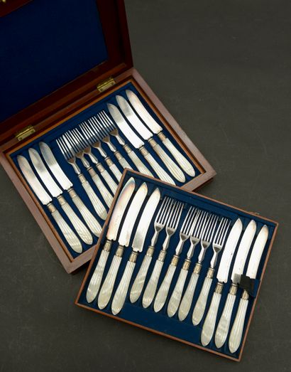 Douze fourchettes et douze couteaux en métal...
