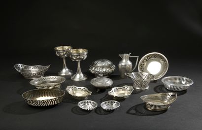 null 
Set in silver 800 thousandths including :




- pair of cups on high foot with...