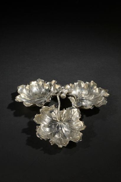 null Silver display 925 thousandths with three vine leaves finely chiseled and leaning...