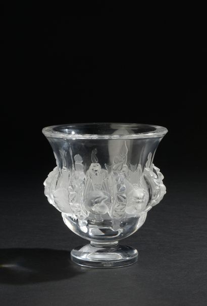 Vase en cristal moulé, pressé et satiné modèle...