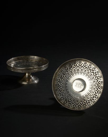 null Pair of silver cups on pedestal 925 thousandths, the flattened body openwork...