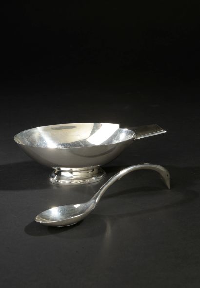 null 
Saucière "cygne" et sa cuillère en métal argenté.

Christian FJERDINGSTAD (1891-1968)...