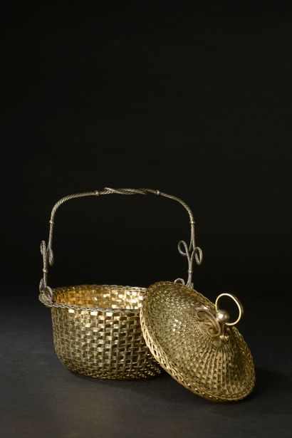 null Covered round silver basket 925 thousandths entirely braided and gilded, the...