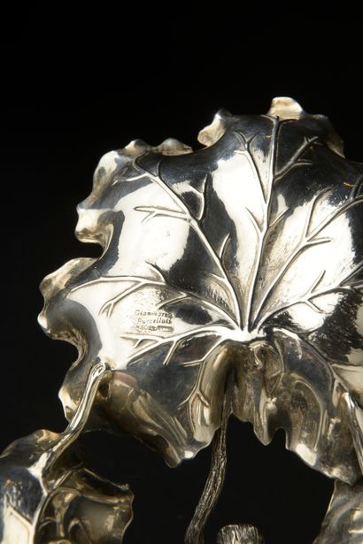 null Silver display 925 thousandths with three vine leaves finely chiseled and leaning...