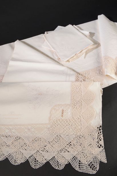 null Two tablecloths :

- one in off-white cotton and twelve napkins.

Size : 240...