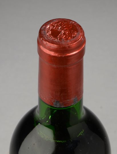 null 1 bouteille PETRUS, Pomerol 1978 (etlt, ela, capsule légèrement tachée et abîmée,...