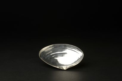 null Small silver cup 925 thousandths in the shape of shell of mussel in the natural.

XXth...