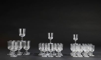 null Partie de service de verres à pied en cristal, la coupe taillée d'une frise...