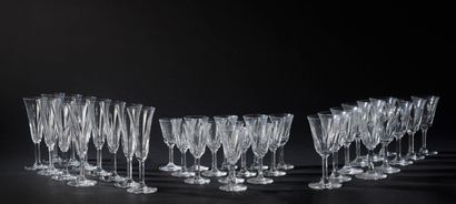 null Partie de service de verres en cristal taillé de lancettes à col très légèrement...