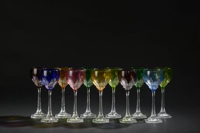 Suite de onze verres à vin du Rhin en cristal...
