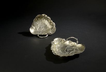 null Paire de coupes feuillagées au naturel en argent 950 millièmes de forme triangulaire,...