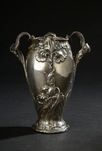null Silver vase 950 thousandth with decoration in repoussé of iris, the handles...
