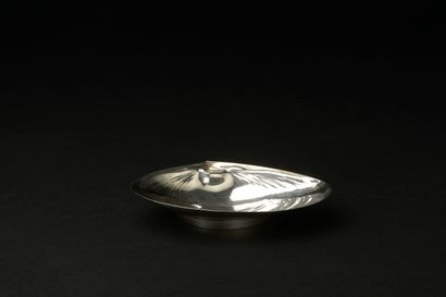 null Small silver cup 925 thousandths in the shape of shell of mussel in the natural.

XXth...