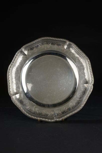 null Circular silver dish 950 thousandths, the edges with five contours bordered...