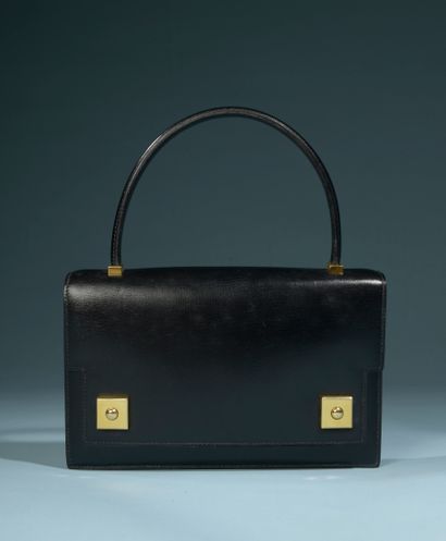 null HERMÈS "Piano".

Small handbag in black smooth leather with two gussets and...