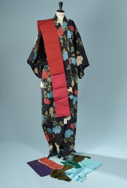 null KENZO.

Kimono en coton noir à motif de fleurs polychrome bleue, crème et rouge....