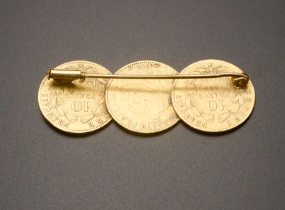 null Broche composée de trois pièces en or de 10 Francs, deux au profil de Napoléon...