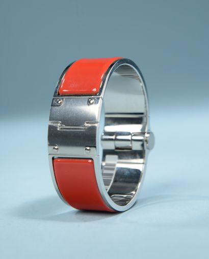 null HERMÈS "Charnière". 

Bright red lacquered steel bracelet, the secure clasp...