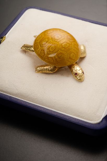 null BOUCHERON. 

Turtle clip brooch in 18k yellow gold, the back guilloche and yellow...